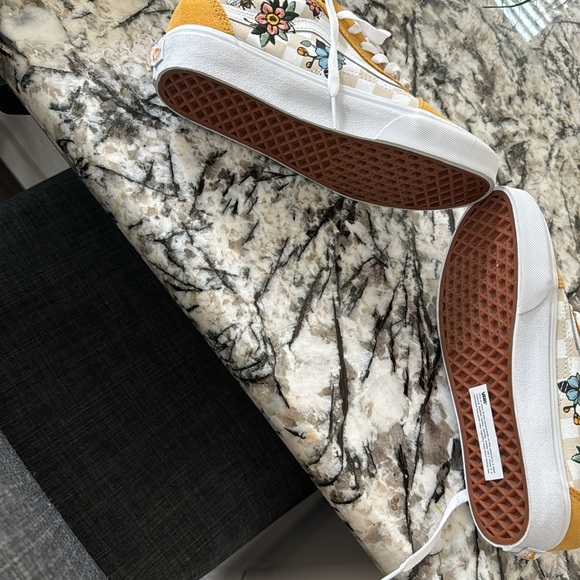 Vans - Picture 2 of 3